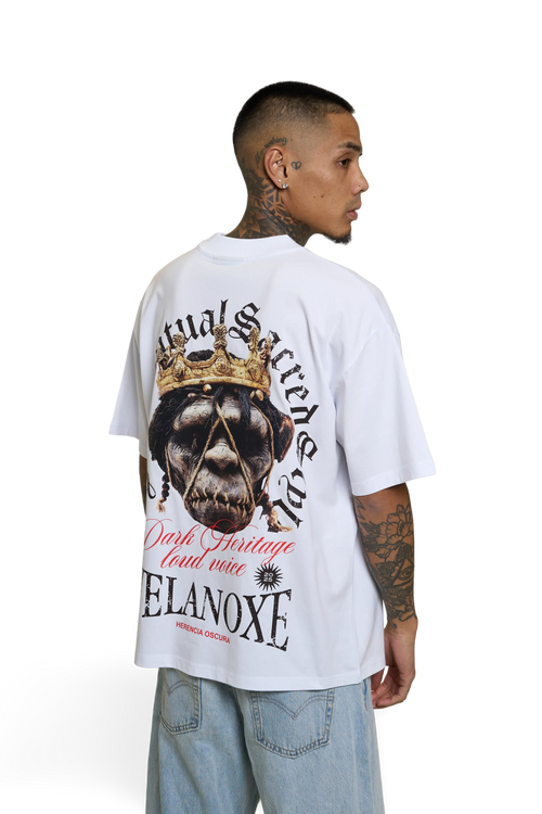 Modelo con camisa blanca de Velanoxe