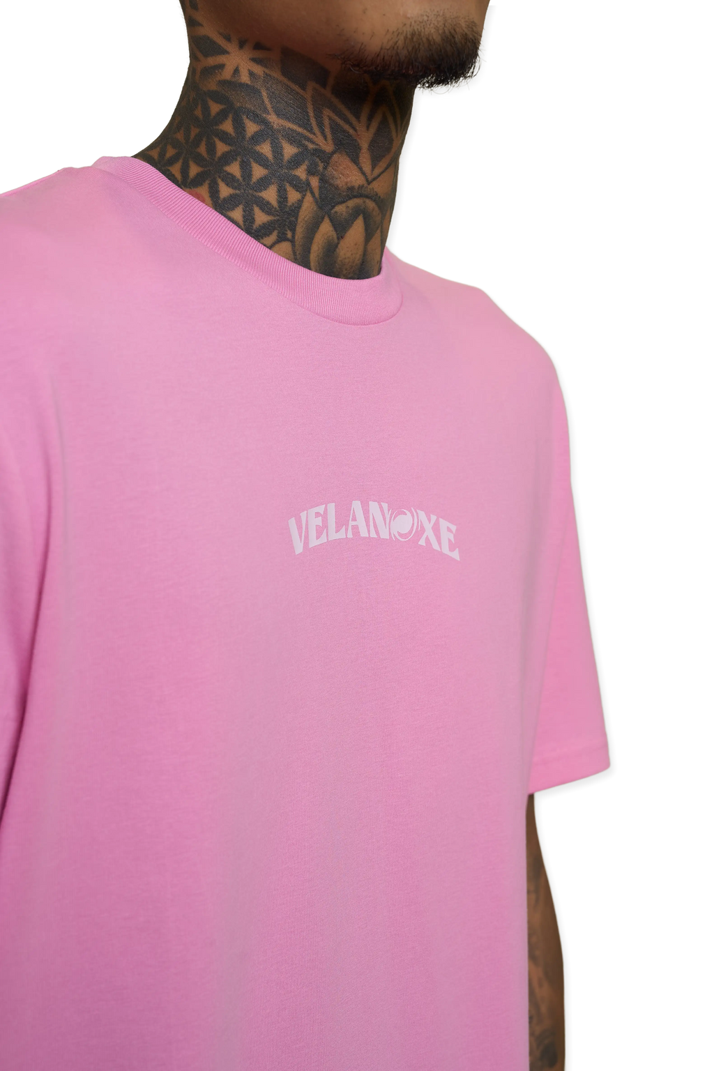 Modelo de camisa rosa de Velanoxe