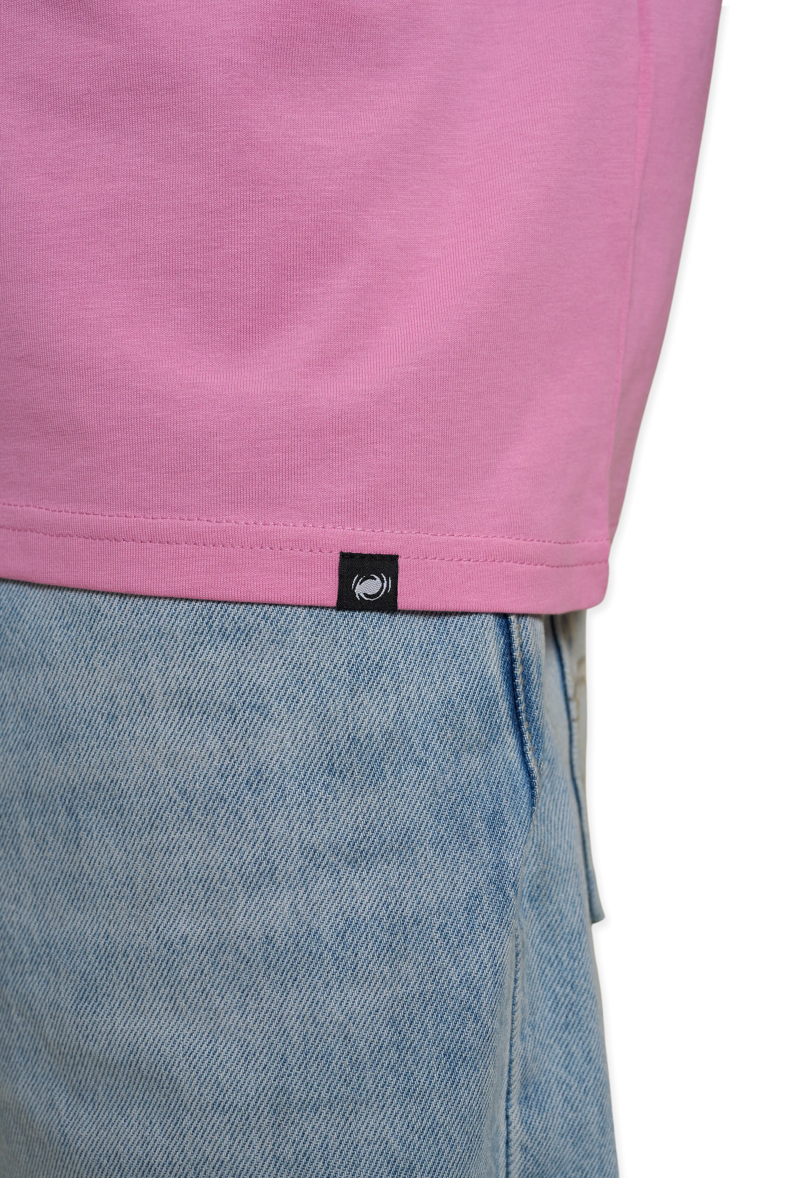 Modelo de camisa rosa de Velanoxe