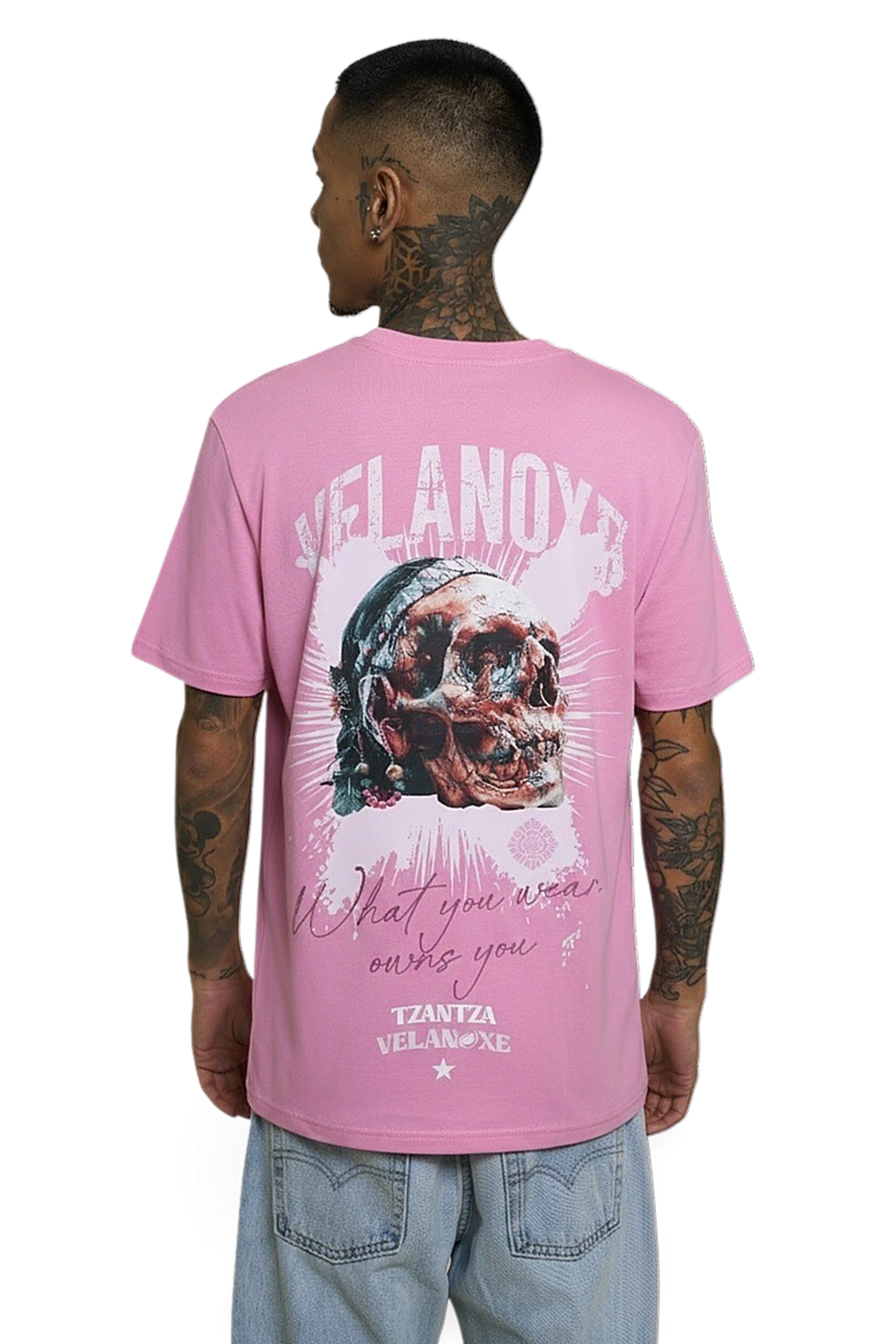 Modelo de camisa rosa de Velanoxe